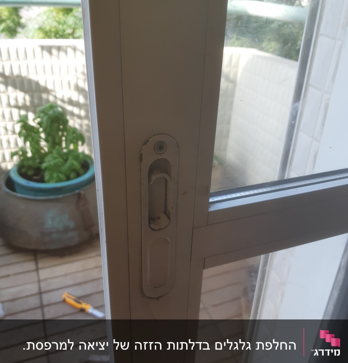 חלון עם תריסים ומנגנון נעילה